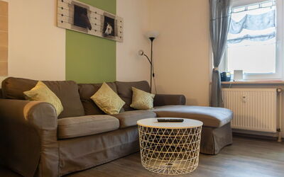Mit Zwei Schlafzimmern und Balkon