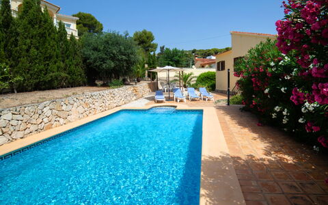 Marianne: Pianta, Acqua, Cielo, Proprietà, Fiore, Costruzione, Azzurro, Piscina, Albero, Erba