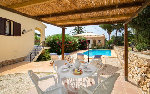 Marianne: Pianta, Proprietà, Mobilia, Tavolo, Finestra, Costruzione, Sedia, Interior Design, Shade, Illuminazione