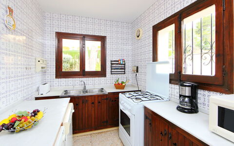 Marianne: Camera, Proprietà, Mobilia, Controsoffitto, Cucina, Interior Design, Costruzione, Cabinetry, Giallo, Casa