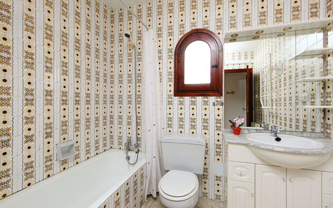 Marianne: Bagno, Proprietà, Camera, Interior Design, Piastrella, Immobiliare, Parete, Architettura, Costruzione, Casa
