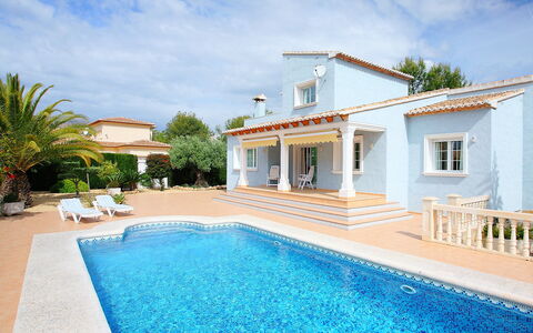 Azul: Acqua, Nube, Cielo, Costruzione, Piscina, Azzurro, Pianta, Shade, Interior Design, Albero