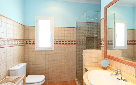 Azul: Bagno, Proprietà, Camera, Piastrella, Interior Design, Costruzione, Casa, Architettura, Parete, Immobiliare