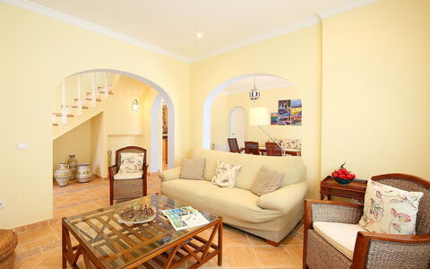 Azul: Camera, Proprietà, Mobilia, Soggiorno, Interior Design, Immobiliare, Pavimento, Giallo, Costruzione, Tavolo