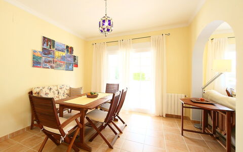 Azul: Camera, Proprietà, Mobilia, Costruzione, Pavimento, Interior Design, Sala Da Pranzo, Immobiliare, Giallo, Tavolo