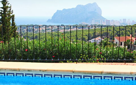 Bel: Piscina, Proprietà, Recinzione, Cielo, Ferro, Immobiliare, Zona Residenziale, Paesaggio, Tempo Libero, Albero