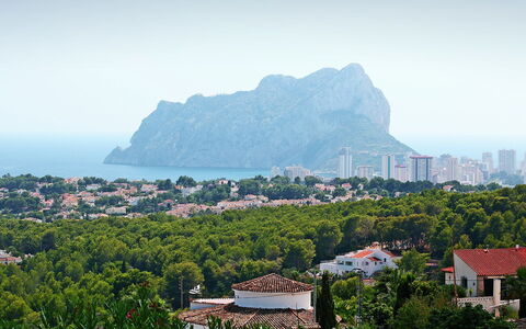 Bel: Vegetazione, Hill Station, Geografia Montane, Montagna, Collina, Cittadina, Cielo, Paesaggio Naturale, Città, Insediamento Umano
