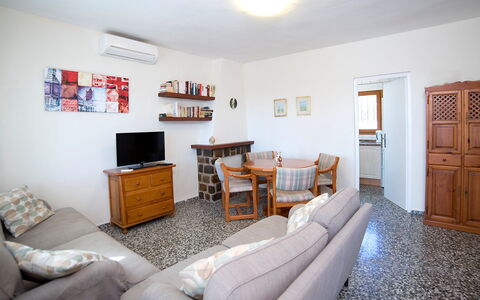 Lina: Camera, Proprietà, Mobilia, Soggiorno, Interior Design, Pavimento, Immobiliare, Costruzione, Latifoglie, Parete