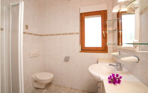 Lina: Bagno, Proprietà, Camera, Interior Design, Viola, Parete, Piastrella, Pavimento, Costruzione, Architettura