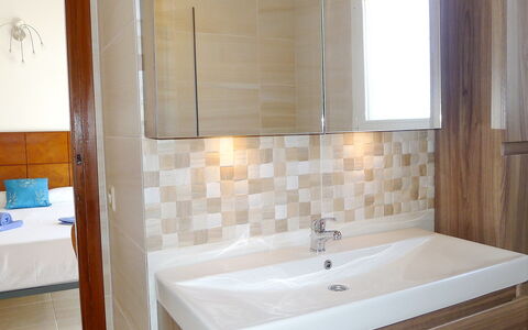 Avalon: Bagno, Camera, Proprietà, Piastrella, Vasca Da Bagno, Rubinetto, Interior Design, Pavimento, Parete, Costruzione