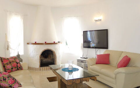 Avalon: Soggiorno, Camera, Mobilia, Proprietà, Interior Design, Tavolino Da Caffè, Tavolo, Costruzione, Casa, Divano
