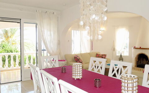 Avalon: Camera, Proprietà, Sala Da Pranzo, Mobilia, Rosa, Interior Design, Tavolo, Soffitto, Casa, Costruzione