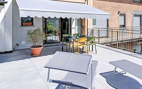 Piateda Terrace: Mobilia, Tavolo, Sedia, Mobili Da Esterno, Shade, Tenda, Tavolo Esterno, Ristorante, Balcone, Struttura Esterna