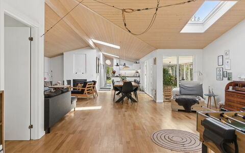 Aiko - 1.8Km from the Sea: Pavimentazione, Interior Design, Legna, Pavimento, Soffitto, Pavimento In Legno, Mobilia, Pavimento Laminato, Illuminazione, Soggiorno