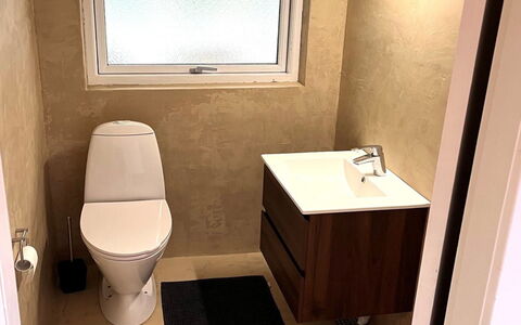 Aiko - 1.8Km from the Sea: Toilet Seat, Pavimentazione, Pavimento, Idraulico Fixture, Gabinetto, Legna, Bagno, Interior Design, Idraulico, Lavello