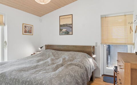 Aiko - 1.8Km from the Sea: Mobilia, Letto, Camera Da Letto, Interior Design, Bedding, Lenzuolo, Legna, Pavimento, Soffitto, Pavimentazione