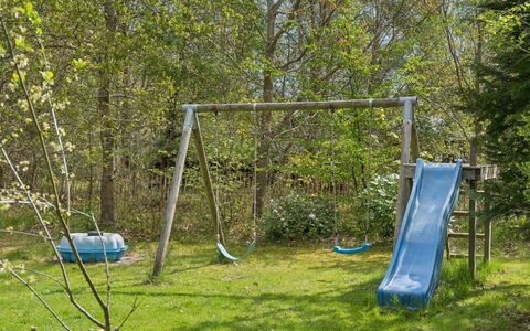 Aiko - 1.8Km from the Sea: Attrezzatura Giochi All'Aperto, Campo Da Giuoco, Scivolo, Giardino, Terreno Di Gioco, Shade, Prato, Woodland, Backyard, Landscaping