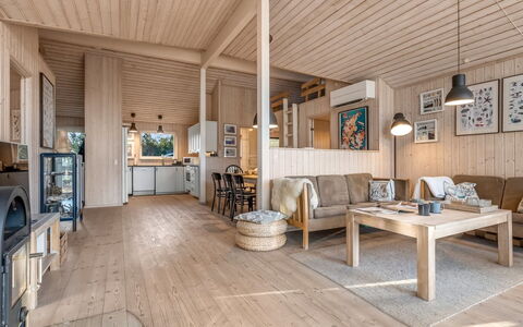 Åse - 1.3Km from the Sea: Mobilia, Legna, Interior Design, Pavimentazione, Pavimento, Sedia, Camera, Soffitto, Soggiorno, Appartamento