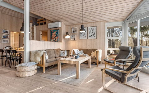 Åse - 1.3Km from the Sea: Mobilia, Legna, Interior Design, Pavimentazione, Pavimento, Sedia, Camera, Soffitto, Soggiorno, Appartamento