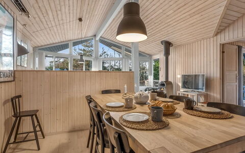 Åse - 1.3Km from the Sea: Mobilia, Legna, Interior Design, Pavimentazione, Pavimento, Sedia, Camera, Soffitto, Soggiorno, Appartamento
