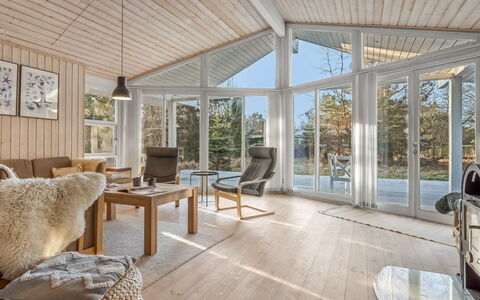 Åse - 1.3Km from the Sea: Mobilia, Legna, Interior Design, Pavimentazione, Pavimento, Sedia, Camera, Soffitto, Soggiorno, Appartamento