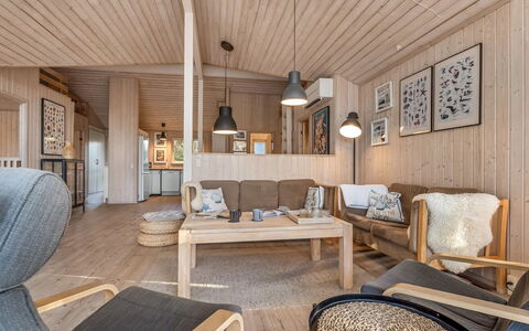 Åse - 1.3Km from the Sea: Mobilia, Legna, Interior Design, Pavimentazione, Pavimento, Sedia, Camera, Soffitto, Soggiorno, Appartamento