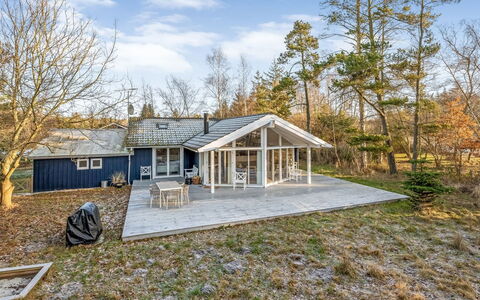 Åse - 1.3Km from the Sea: Mobilia, Legna, Interior Design, Pavimentazione, Pavimento, Sedia, Camera, Soffitto, Soggiorno, Appartamento