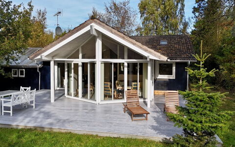 Åse - 1.3Km from the Sea: Mobilia, Legna, Interior Design, Pavimentazione, Pavimento, Sedia, Camera, Soffitto, Soggiorno, Appartamento