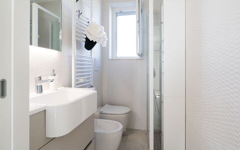 La Casa di Connie: Bagno, Idraulico Fixture, Interior Design, Parete, Pavimentazione, Pavimento, Gabinetto, Lavello, Lavandino Del Bagno, Idraulico