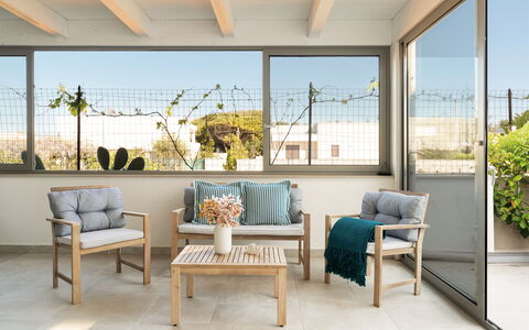 La Casa di Connie: Mobilia, Mobili Da Esterno, Legna, Sedia, Tavolo, Pavimento, Pavimentazione, Vaso Di Fiori, Interior Design, Tavolo Esterno