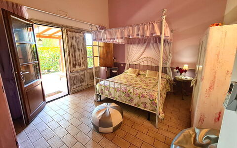Suite Orchidea Seaside and Pool: Mobilia, Interior Design, Tavolo, Biancheria, Pavimentazione, Pavimento, Sedia, Letto, Camera Da Letto, Camera
