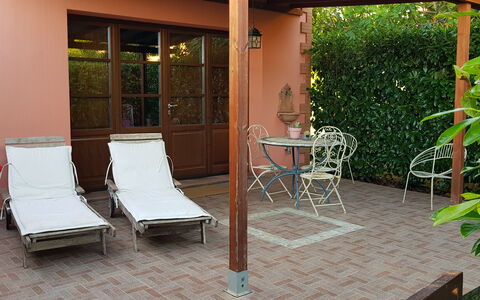 Suite Orchidea Seaside and Pool: Mobilia, Mobili Da Esterno, Shade, Sedia, Color Legno, Giardino, Vaso Di Fiori, Backyard, Struttura Esterna, Tavolo Esterno