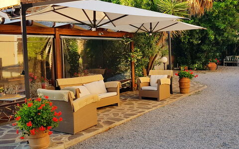 Suite Orchidea Seaside and Pool: Mobilia, Vaso Di Fiori, Mobili Da Esterno, Shade, Ombrello, Sedia, Tavolo Esterno, Giardino, Struttura Esterna