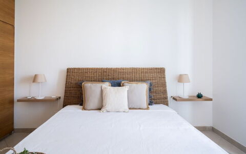 Villa Vitalis: Letto, Bedding, Mobilia, Camera Da Letto, Lenzuolo, Interior Design, Biancheria, Legna, Pavimento, Pavimentazione