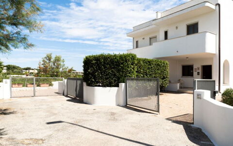 Villa Vitalis: Architettura, Zona Residenziale, Casa, Estate, Calcestruzzo, Balcone, Shade, Landscaping, Cancello, Driveway