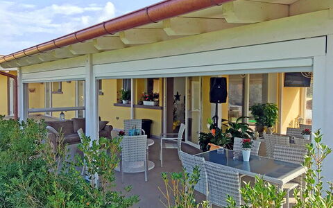 Appartamento Girasole Seaside and Pool: Soffitto, Shade, Portico, Vaso Di Fiori, Struttura Esterna, Sedia, Colonna, Pianta Della Casa, Color Legno, Fascio