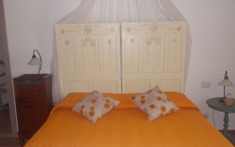 Appartamento Girasole Seaside and Pool: Letto, Mobilia, Camera Da Letto, Bedding, Lenzuolo, Legna, Biancheria, Interior Design, Giallo, Pavimento