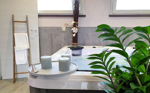 Appartamento Lavanda Seaside and Pool: Interior Design, Pavimentazione, Pavimento, Idraulico Fixture, Idraulico, Pianta Della Casa, Rubinetto, Vaso Di Fiori, Bagno, Materiali Naturali