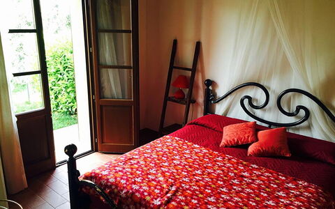 Appartamento Papavero Seaside and Pool: Letto, Camera Da Letto, Mobilia, Bedding, Lenzuolo, Legna, Biancheria, Interior Design, Tessile, Pavimento