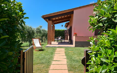 Appartamento Papavero Seaside and Pool: Giardino, Shade, Prato, Backyard, Cortile, Struttura Esterna, Landscaping, Eco Hotel, Color Legno, Estate