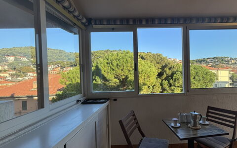 La Casa di Viviana Terrace, Close to the Beach: Mobilia, Sedia, Balcone, Bicchiere, Shade, Mobili Da Esterno, Latifoglie, Illuminazione Diurna, Tavolo Esterno, Struttura Esterna