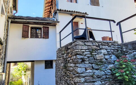 Ca Sina: Blu, Zona Residenziale, Sobborgo, Estate, Landscaping, Hedge