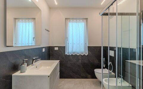 Beatrice: Pavimentazione, Parete, Interior Design, Pavimento, Idraulico Fixture, Soffitto, Lampada, Illuminazione, Lavello, Bagno