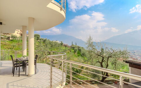Beatrice: Portico, Balcone, Corrimano, Shade, Eco Hotel, Deck, Color Legno, Sedia, Colonna, Villa