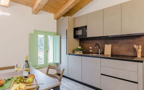 Zena Suite: Cucina, Controsoffitto, Interior Design, Mobilia, Pavimentazione, Legna, Elettrodomestico Da Cucina, Cabinetry, Casa, Apparecchio Major