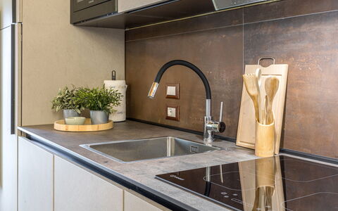 Zena Suite: Controsoffitto, Cucina, Lavandino Della Cucina, Legna, Pavimentazione, Interior Design, Idraulico Fixture, Rubinetto, Cabinetry, Elettrodomestico Da Cucina