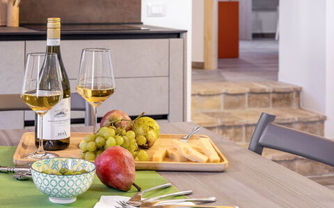 Zena Suite: Tavola, Mobilia, Tavolo, Frutta, Bottiglia, Cibo, Serveware, Bicchieri