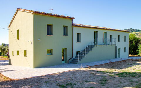 Zena Suite: Parete, Facciata, Architettura, Casa, Zona Residenziale, Porta, Materiale Composito, Estate, Balcone, Gesso