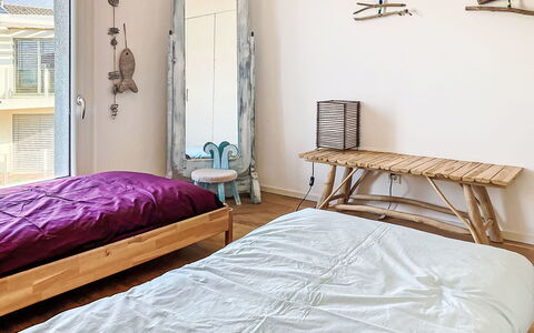 Les Perles du Lac: Mobilia, Letto, Camera Da Letto, Pavimento, Pavimentazione, Interior Design, Pavimento In Legno, Legna, Lenzuolo, Bedding