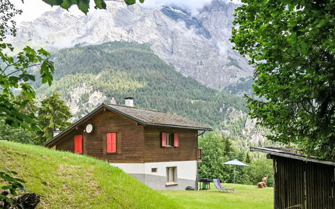 Mélèze 1967: Erba, Casa, Villetta, Highland, Area Rurale, Casa, Hill Station, Pascolo, Catena Montuosa, Tetto